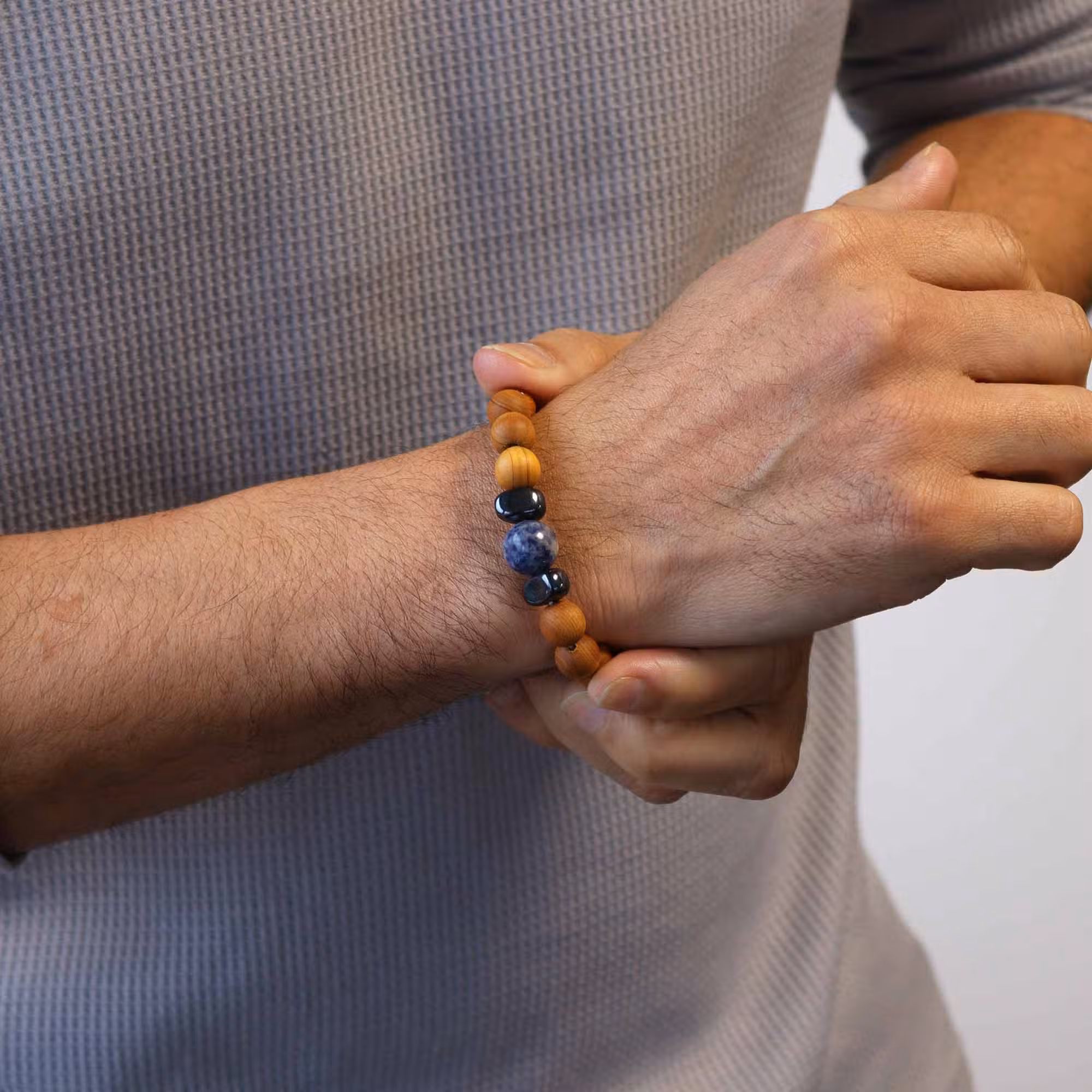 Гривна за гърлена чакра от кедрово дърво и содалит - 3